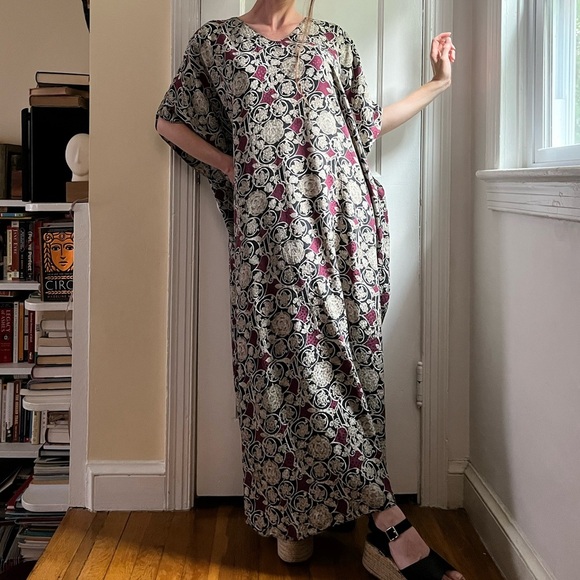 Adrianna Papell 100% Silk Caftan Black Tan Maroon Print One Size Kaftan Vintage - Picture 1 of 16